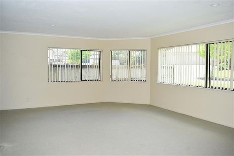 Photo of property in 9 Ballintra Close, Pinehill, Auckland, 0632