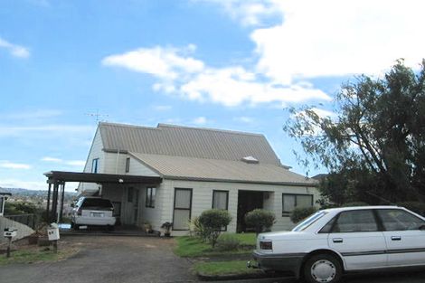 Photo of property in 2/13 Gwenand Place, Botany Downs, Auckland, 2010