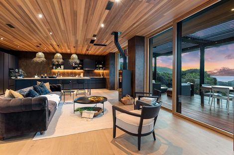 Photo of property in 124a Seaview Road, Piha, New Lynn, 0772