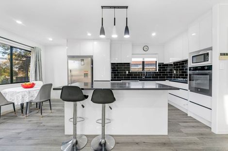 Photo of property in 1 Horlicks Place, Randwick Park, Auckland, 2105