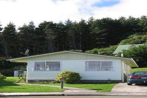 Photo of property in 68 Colchester Crescent, Newlands, Wellington, 6037