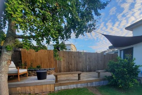 Photo of property in 4a Holiday Road, Stanmore Bay, Whangaparaoa, 0932