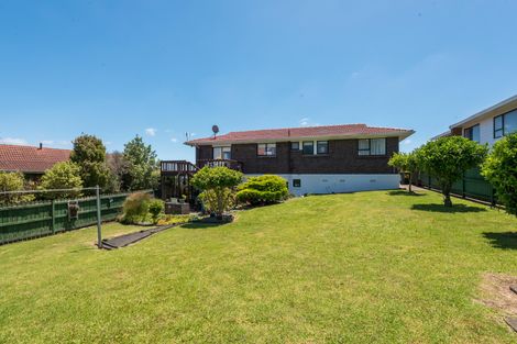 Photo of property in 14 Gwenand Place, Botany Downs, Auckland, 2010