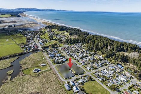 Photo of property in 20 Broadway Avenue, Waikuku Beach, 7473
