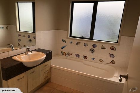 Photo of property in 11 Siena Place, Te Atatu Peninsula, Auckland, 0610