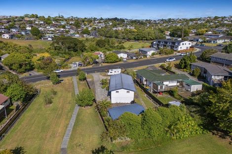Photo of property in 39 Totaravale Drive, Totara Vale, Auckland, 0629