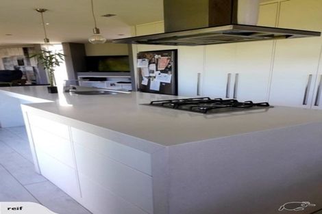 Photo of property in 30c Wade River Road, Stanmore Bay, Whangaparaoa, 0932