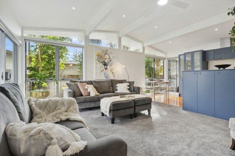 Photo of property in 90 Crawford Avenue, Mangere Bridge, Auckland, 2022