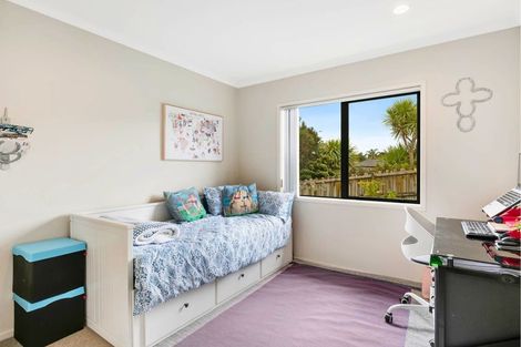 Photo of property in 4 Kingtide Place, Red Beach, 0932