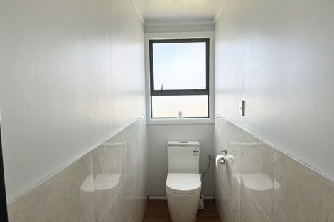 Photo of property in 22 Clairville Crescent, Wai O Taiki Bay, Auckland, 1072