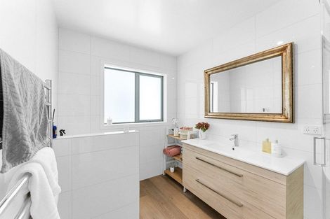 Photo of property in 10f Tupare Place, Highlands Park, New Plymouth, 4312