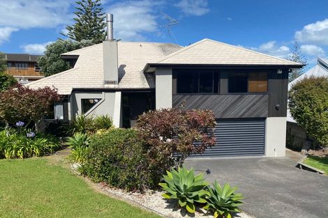 Photo of property in 14 Asbury Crescent, Campbells Bay, Auckland, 0630
