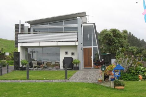 Photo of property in 34 Tasman Parade, Oakura, 4314