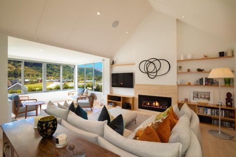 Photo of property in 2 Ogilvie Lane, Arrowtown, 9371