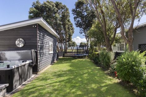 Photo of property in 25 Marine Parade, Eastbourne, Lower Hutt, 5013