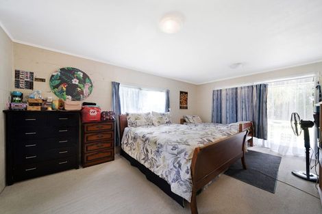 Photo of property in 3 Hillary Heights Avenue, Glendene, Auckland, 0602
