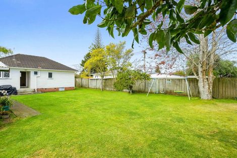 Photo of property in 52 Yeovil Road, Te Atatu Peninsula, Auckland, 0610