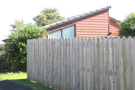 Photo of property in 21 Ryehill Close, New Lynn, Auckland, 0600