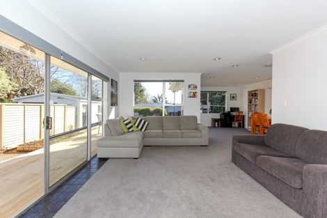 Photo of property in 5a Ambury Place, Merrilands, New Plymouth, 4312