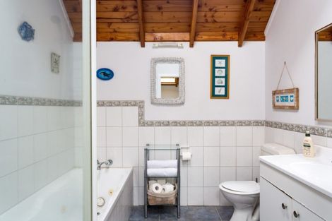 Photo of property in 29 Masterton Road, Rothesay Bay, Auckland, 0630