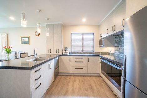 Photo of property in 42 Suzanne Grove, Kelvin Grove, Palmerston North, 4414