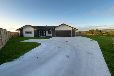 Photo of property in 90 Johnstone Drive, Fitzherbert, Palmerston North, 4410