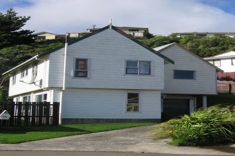 Photo of property in 66 Colchester Crescent, Newlands, Wellington, 6037