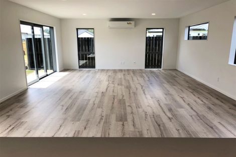 Photo of property in 39 Lumbarda Drive, Kumeu, 0810