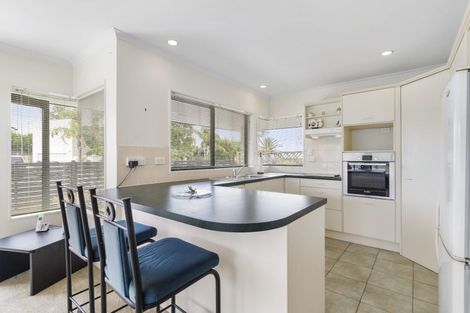 Photo of property in 2 Pat O'connor Place, Manurewa, Auckland, 2105
