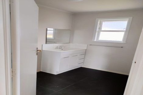 Photo of property in 222 Te Atatu Road, Te Atatu South, Auckland, 0610