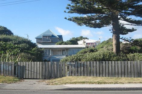 Photo of property in 132-133 The Parade, Paekakariki, 5034