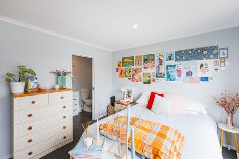 Photo of property in 58 Exeter Crescent, Takaro, Palmerston North, 4412