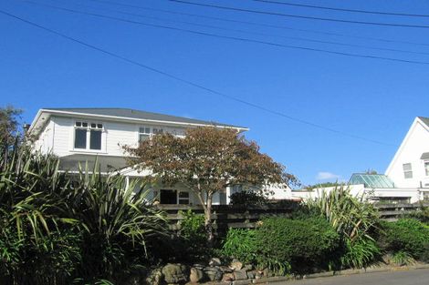 Photo of property in 2 Nevay Road, Karaka Bays, Wellington, 6022