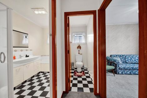 Photo of property in 32 Beaumont Crescent, Frankleigh Park, New Plymouth, 4310