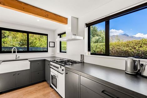 Photo of property in 8 Redwood Court, Kelvin Heights, Queenstown, 9300