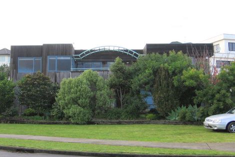 Photo of property in 2/10 Ribbonwood Crescent, Goodwood Heights, Auckland, 2105