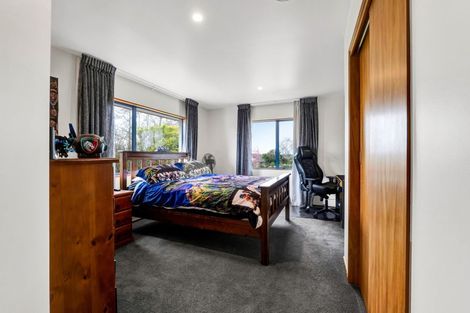 Photo of property in 8 Taylor Place, Merrilands, New Plymouth, 4312