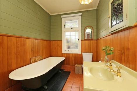 Photo of property in 17 Selwyn Road, Hospital Hill, Napier, 4110