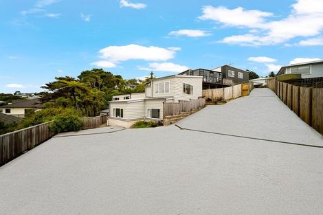 Photo of property in 3a Hillview Crescent, Paparangi, Wellington, 6037