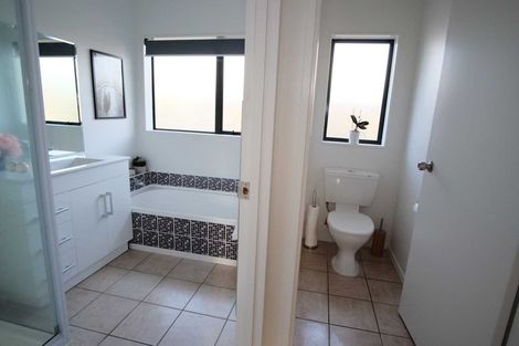 Photo of property in 8 Kalgan Place, Burswood, Auckland, 2013