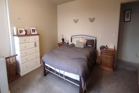 Photo of property in 1/170 East Coast Road, Forrest Hill, Auckland, 0620