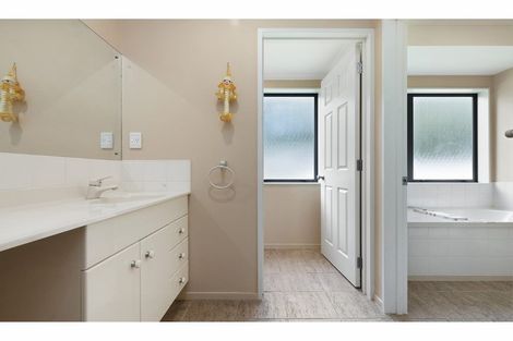 Photo of property in 2 Awaroa Stream Drive, Waiuku, 2123