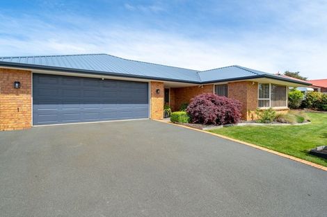 Photo of property in 2 Sunninghurst Drive, Fairfield, Dunedin, 9018