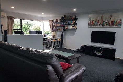 Photo of property in 2/10 Tiri View Place, Waiake, Auckland, 0630