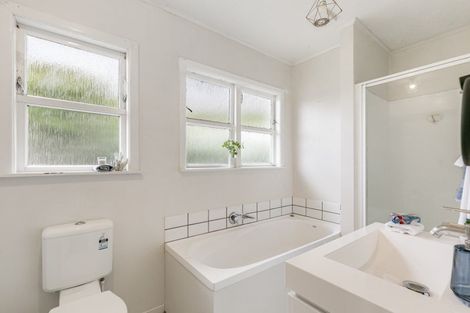 Photo of property in 32 Bellringer Crescent, Newlands, Wellington, 6037