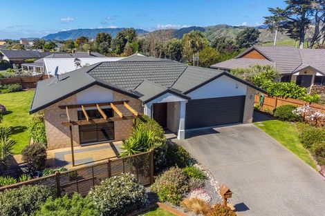 Photo of property in 27 Quadrant Heights, Paraparaumu, 5032