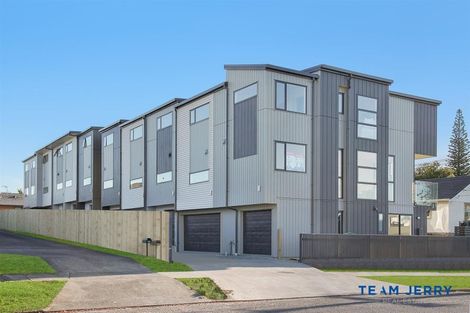 Photo of property in 2/26 Buscomb Avenue, Henderson, Auckland, 0610