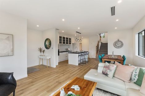 Photo of property in 5b Woodhouse Place, West Harbour, Auckland, 0618