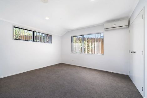 Photo of property in 18 Plumstead Rise, Glen Eden, Auckland, 0602