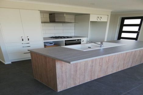 Photo of property in 869c Whangaparaoa Road, Manly, Whangaparaoa, 0930